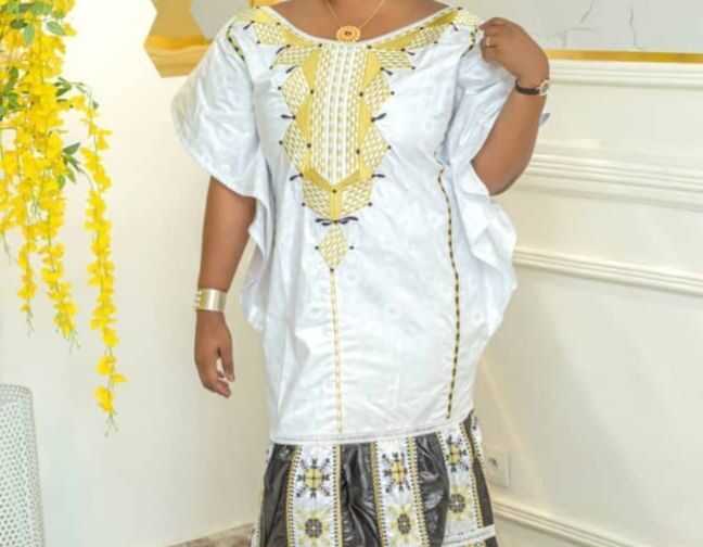Robe brodée en bazin